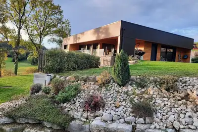 Image de maison contemporaine avec jacuzzi vue sur la nature au cœur du Haut Jura