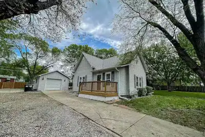 Image de Cozy 2 bedroom cottage, near Stadium.