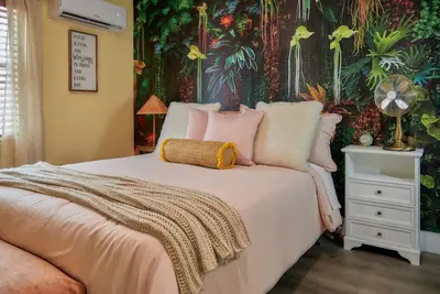 Image de Sunny Hideout Apartment!