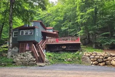 Image de Cabin and Bunkhouse over looking 1st Lake on a quite road.