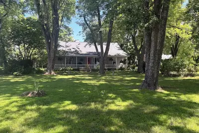 Image de Home away from Home in the Twin Lakes Area! Relax on the Front Porch Swing!