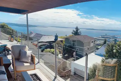 Image de Luxe Modern City Home+Water/Sunset Views+Hot Tub+Parking+Ac+ 2 primary bedrooms!