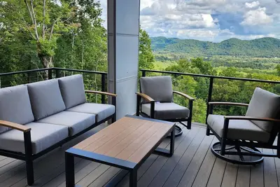 Image de Spacious 5 bedroom modern home with mountain views galore. Sauna + Ev charger.