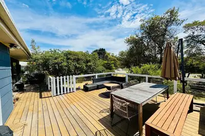Image de 70s Beach House - backs onto the beach. \nThree bedrooms, great location