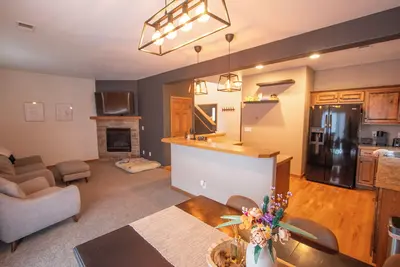 Image de Updated 3-bedroom 2. 5-Bathroom townhome with Ac and WiFi in Evansville