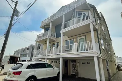 Image de Harbor Front. Water View. Comfortable Townhome.