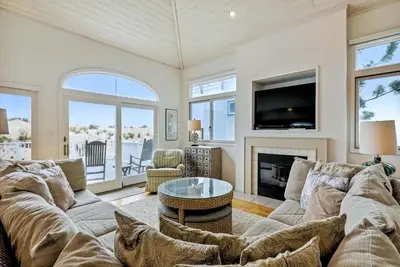 Image de Luxurious 5-Bedroom Oceanfront Home in Fenwick