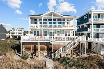 Image de Hailo: Spacious 7-Bedroom Oceanfront Retreat in Oak Island, Nc, perfect for up to 18 guests.
