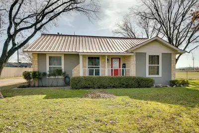 Image de 9 Mi to Downtown: Lubbock Home w/ Yard