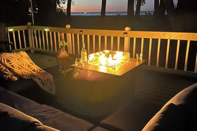 Image de Spacious 4-bedroom lakefront house - Comfortably sleeps 12 - 15 mins. To Lambeau