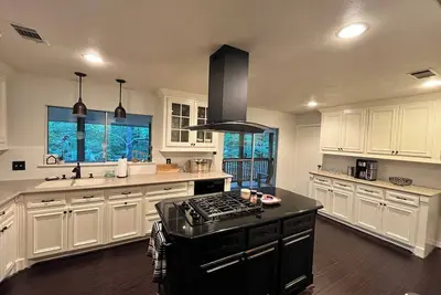 Image de Charming 4-bedroom house with a fenced backyard for the pup.