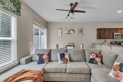 Image de Pet friendly 3-bedroom townhome in North  Kansas City close to Airport