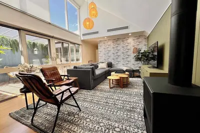 Image de Courtyard Home In Historic Pt Adelaide Near Beach