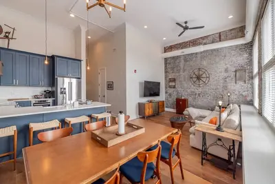 Image de Luxury Downtown Knoxville Condo 20ft Ceilings, Smart TVs, Walk to Dining, Stadiums Historic Theaters