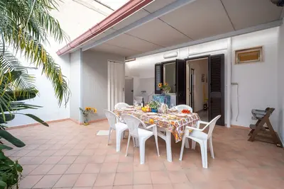 Maison de vacances 'Villetta Fronte Mare White Beach' avec jardin privé et climatisation