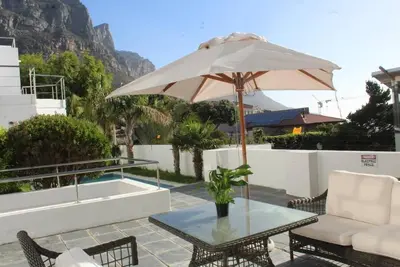 Image de Maison confortable à Camps Bay avec vue sur la montagne et la mer