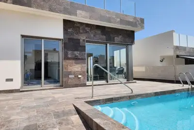 Image de 10min de la plage, Villa de 2023 avec Piscine, Terrasse, Toit-Terrasse, Parking