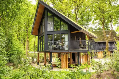 Image de The distinctive Nature Villas are suitable for up to 5 people and offer extra comfort with a private hot tub. The villas feature 2 bedrooms with en-suite bathrooms including toilets and an additional separate toilet, spread over 2 floors.