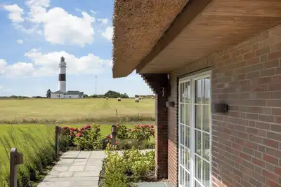 Image de Leuchtturm und Meer – Stylish Thatched-Roof Retreat in Kampen