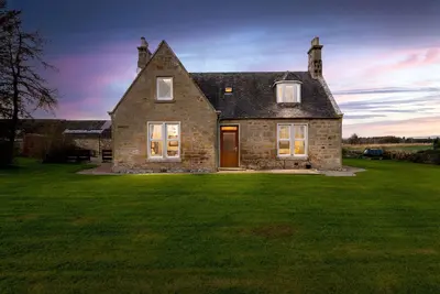 Image de Old Duffus Farmhouse on Scottish Estate - stunning castle views