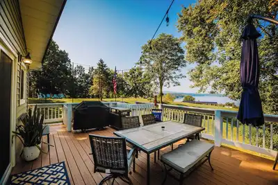 Image de Charming lakeside retreat with serene views, cozy interiors, spacious deck, and lush outdoor spaces.