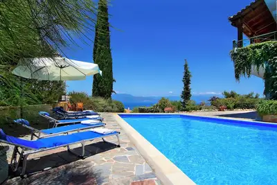 Luxurious 5-bedroom villa with stunning sea views in delightful Platanos, Akrata