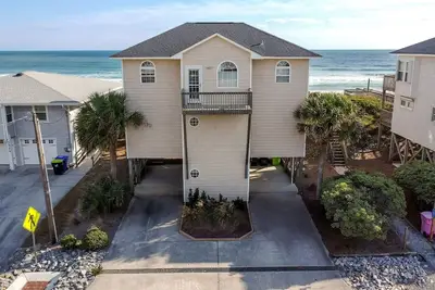 Image de \"Going Coastal\" Family Friendly Oceanfront Home in Surf City