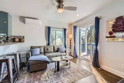 Image de The Higher Grounds - Poolhouse near the Georgetown Square!