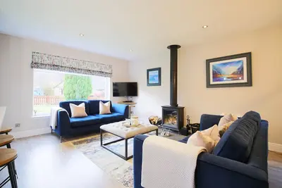Image de Beautifully furnished three- bedroom property, offering a luxurious feel with its stylish decor and