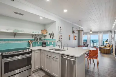 Image de Beautiful 2 bedroom condo steps to the Beach & Pool