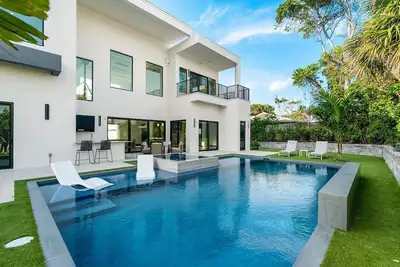 Image de Salt Haus 6bd 6ba Putting green, heated pool and spa. Walk To BeACH! 2025 build! !