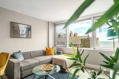 Image de 2br Seaview Getaway | Steps to Lanes, Beach & Pier