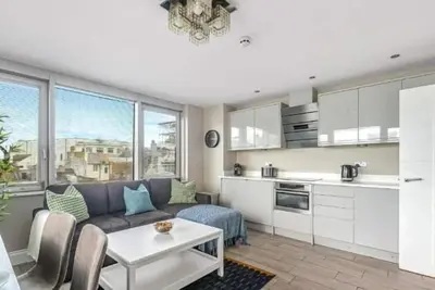 Image de 2br Seaside Stay | Sunny, Stylish & Central