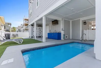 Image de Undoer of Knots is a luxurious beach home with 6 bedrooms designed for relaxation.