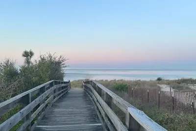 Image de Charming 3-bedroom home a block from the beach!