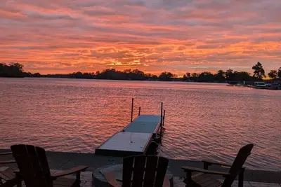 Image de Pet Friendly Sunset Lakefront Cottage in Fox Lake w/ Boat Pier