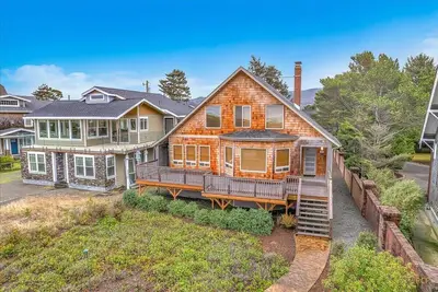 Image de Located alongside Seaside’s beloved Promenade, overlooking a sandy stretch of be