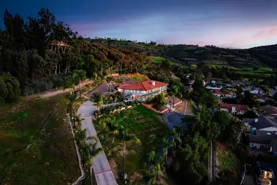 Image de 3-Acres Estate, 3000 sqft, near Winery in Fallbroo