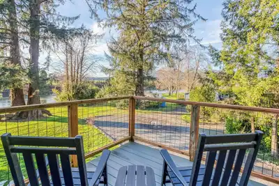 Image de FirePit, Riverview, Beach Nearby, and Spacious Deck
