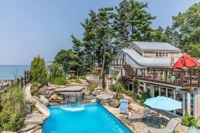 Image de Colossal Union Pier Home with Lakefront, Pool, Hot Tub and More!