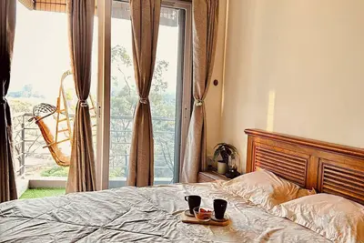 Image de Bliss Retreat-cozy studio w\/pvt balcony & a swing!