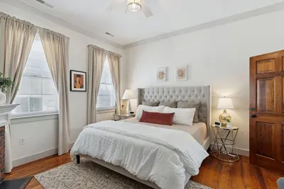 Image de Pinkadilly on Spring, in the heart of downtown, steps to King St, deck & bikes