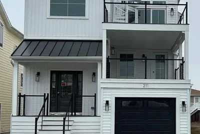 Image de Plan your getaway in our brand new 5-bedroom home in welcoming Bethany Beach.