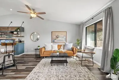 Image de Alaskan Floral Arrangement Townhome [1]