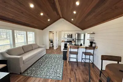 Image de Cozy 102 Cabin 1 bdrm on Smith Lake Located beside Smith Lake Park Boat Ramp