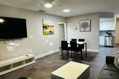 Image de Chic newly remodeled 2bd 2bath apartment with Ac, WiFi in vibrant Delray Beach