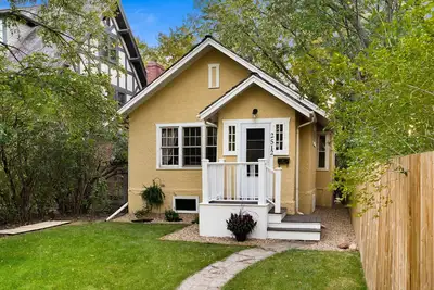 Image de Newly renovated tiny character home nestled in popular historic neighbourhood!