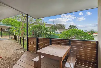 Image de Groups Stay @ Hummingbird Palace in Two Home