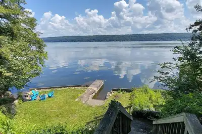 Image de Serene Lake Retreat with Stunning Views Close to Cu and Ic