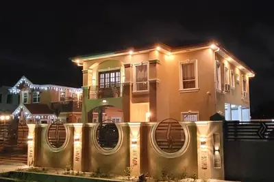Image de The Royal Haven- Stylish, modern 3-bedroom luxury villa, 4min to mall, Stadium
